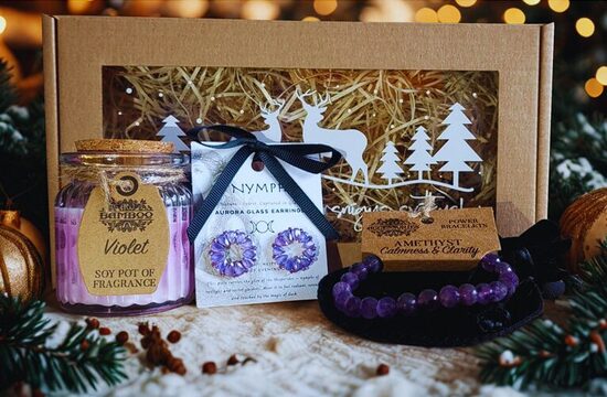 Kalėdinė dovanų dėžutė – auskarai „Hesperides“, ametisto apyrankė ir sojų žvakė su violetėmis